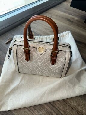 TORY BURCH T MONOGRAM PETITE
BARREL BAG 254-IVORY